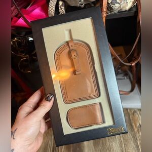 New in Box Dilliards Tan Leather Luggage Tag and Strap Set
